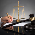 Adwokat to obrońca, jakiego zadaniem jest sprawianie porady prawnej.